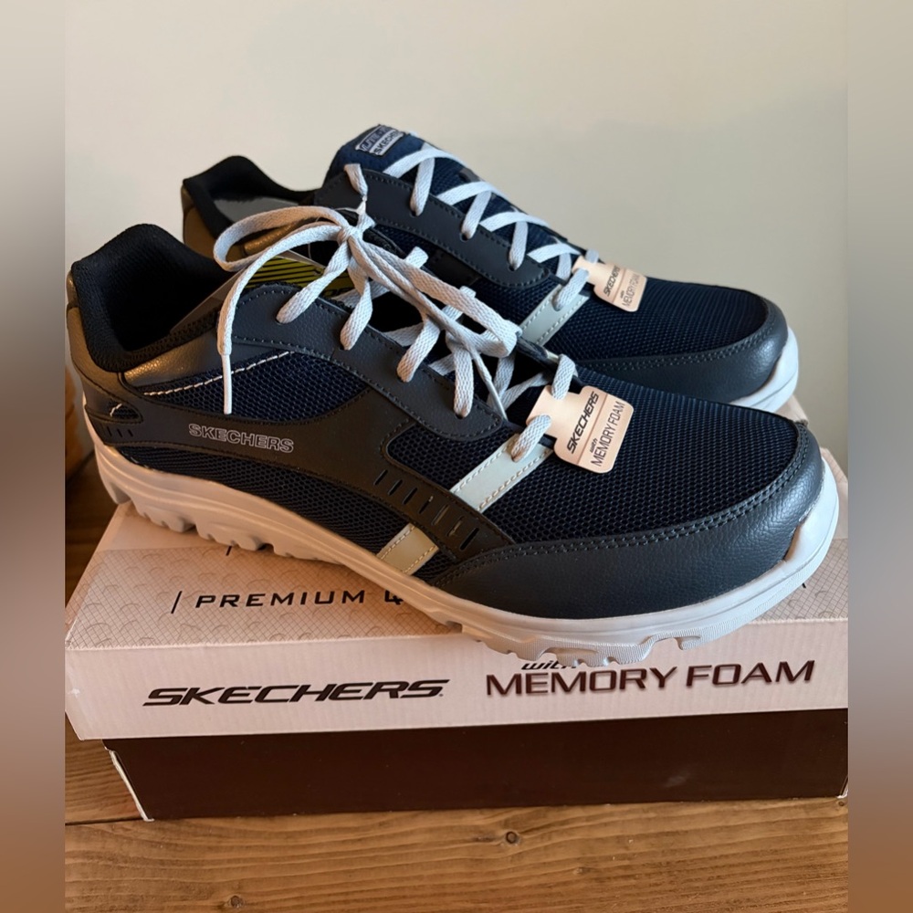 NIB Mens Skechers Instant Comfort Sneakers with memory foam